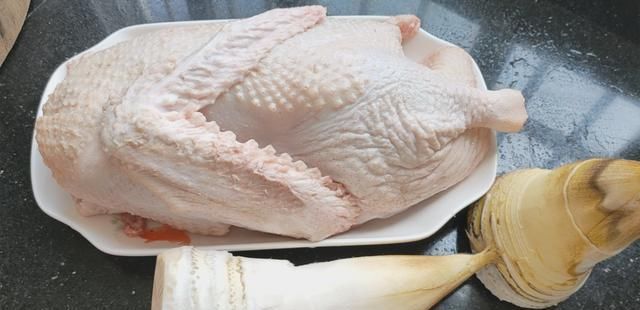  搭配|以后待客，鸭肉有新吃法了，普通食材搭配一锅，一开锅盖流口水了