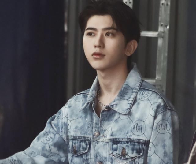  人气|蔡徐坤《快本》生图，梳背头造型成熟，同期嘉宾还有高人气女明星