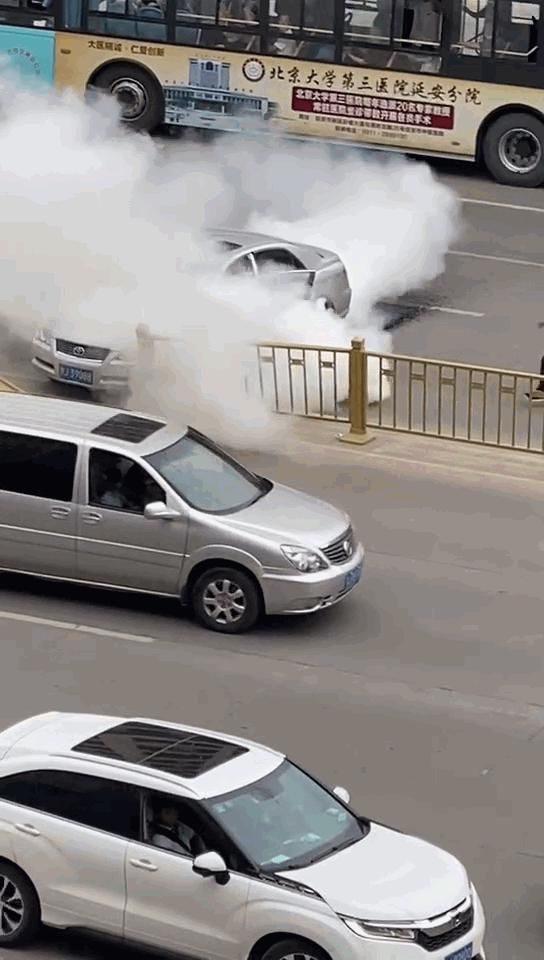  真帅|灯火 | 三位好汉，你们救人的样子真帅！