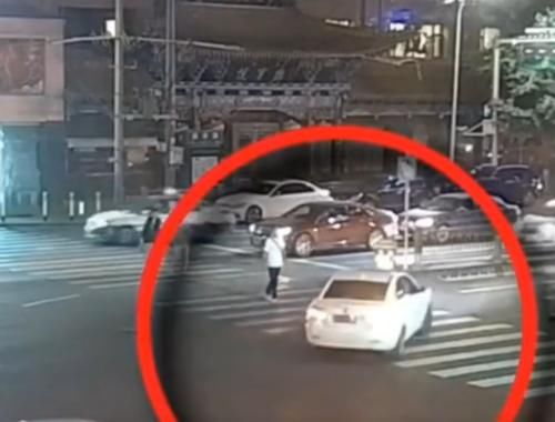 撞死|不礼让行人，还大放厥词“撞死有保险”，交警做法让人痛快