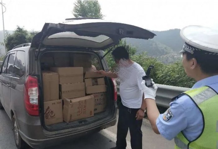  民警|客货混装被罚款，司机耍赖拒签单