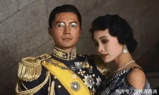 故宫|溥仪晚年回到故宫坐龙椅, 从龙椅下拿出当年藏的东西, 孩子都笑了