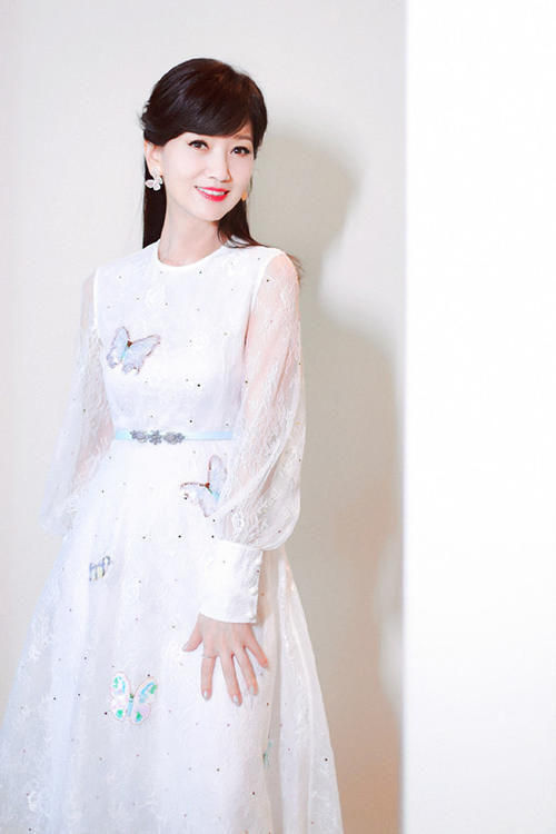  机场|赵雅芝走机场，穿抹茶色的长衫似回青春，女生就该怎么美怎么穿！