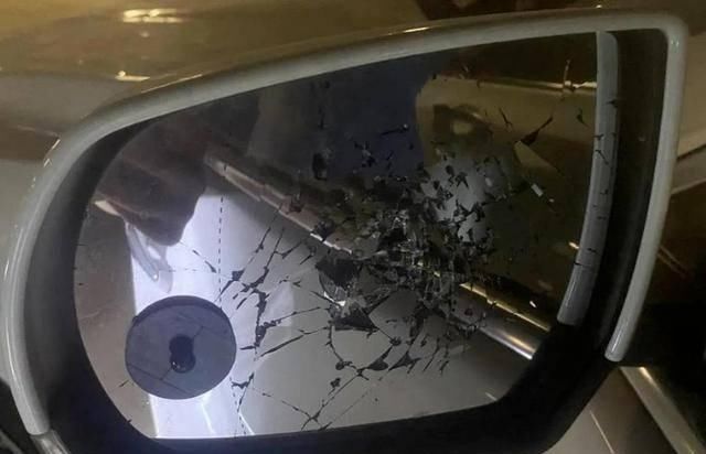  尴尬|什么脑回路？女子狂砸9辆车后让男友赔 男子一番话让大家都尴尬了