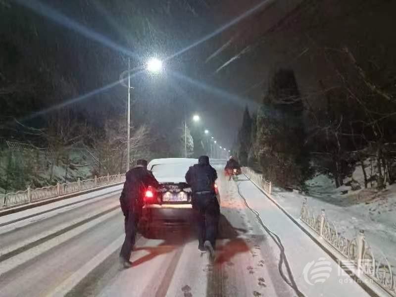 以雪为令 黄岛公安全警全力迎战暴雪护平安