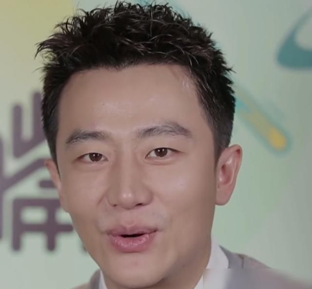  接地|身为经理黄轩很暖心，帮阿姨扫厕所都那么接地气，这经理我跟定了