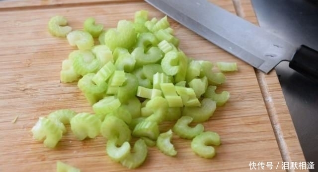  芹菜跟胡萝|睡前泡上，早上煮煮拌拌，清爽的佐粥小菜就有了，倍儿好吃