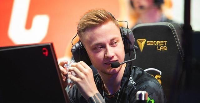 世界赛|UZI峡谷之巅遇欧成，小狗不敢加好友，原因太过真实！