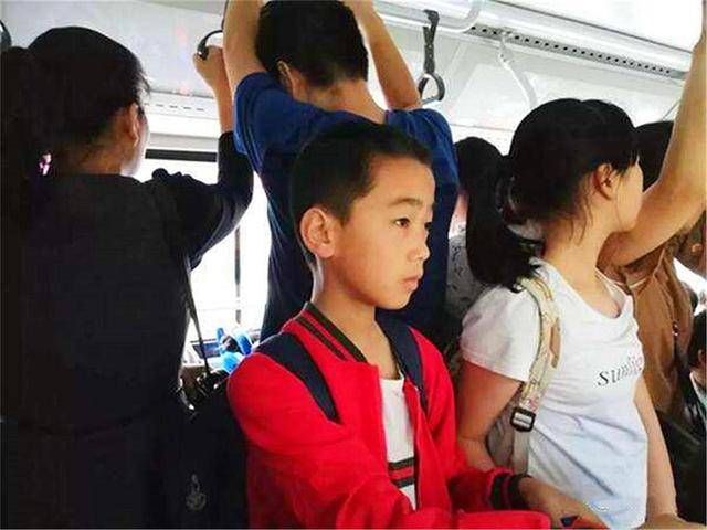 老人|老人嫌孩子让座慢，直接把娃的书包丢在地上，宝爸干脆不让了