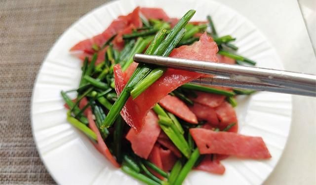  韭苔|天热就爱吃，做法简单，味好颜值高，三两下就出锅