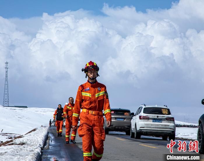 22名老年游客遭遇暴雪被困可可西里 消防紧急救援