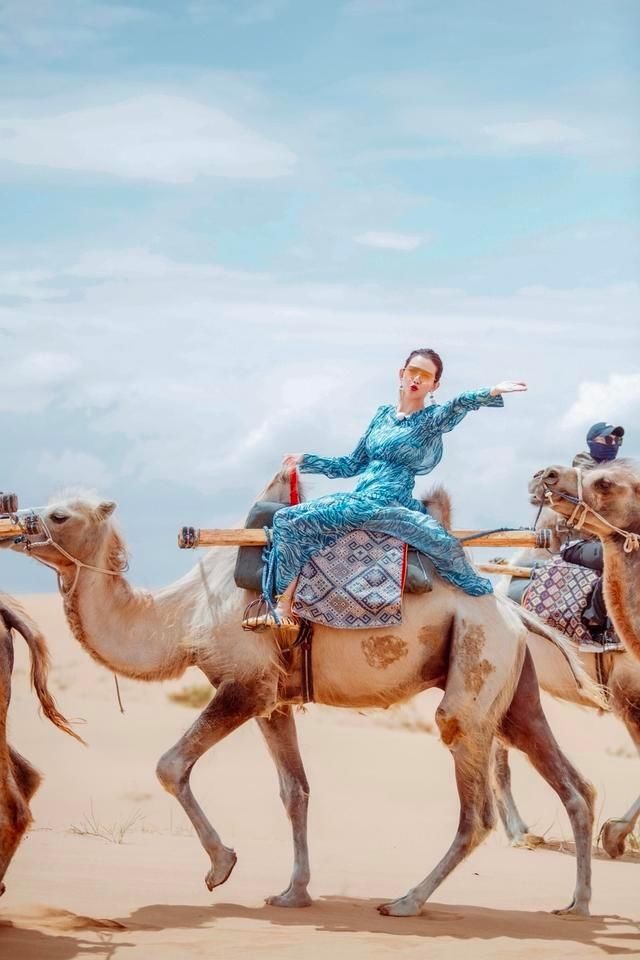  吉娜|妻子团沙漠上骑骆驼，蔡少芬风姿绰约，吉娜穿碎花裙少女感满满
