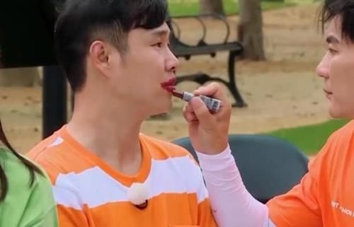  熟练|男嘉宾涂口红，郑恺相当熟练，小沈阳不忍直视，他却是全场最美！