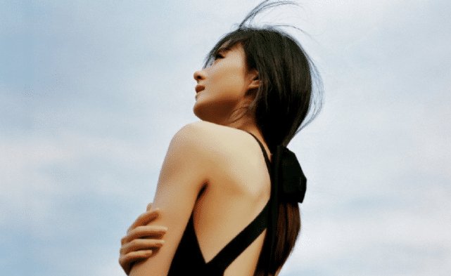 机场|赵丽颖打扮休闲现身机场, 脚上趿拉着鞋手腕上戴着皮筋, 超接地气