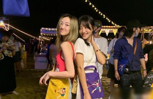 接地|李嫣太接地气了，一头金发现身街头摆地摊，路人纷纷上前合影留念