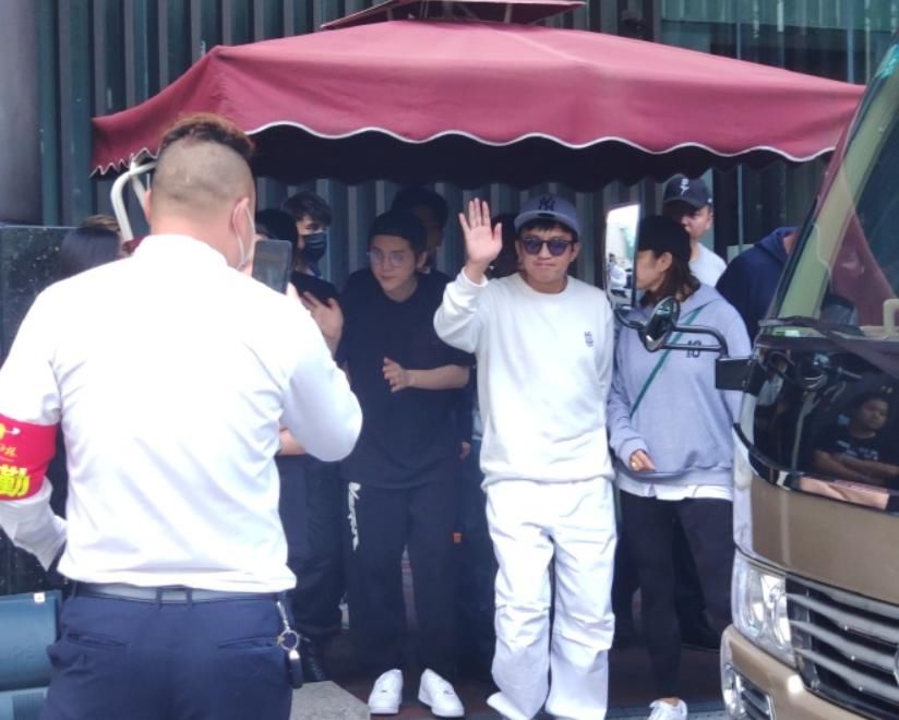  特效|鹿晗线下录制综艺，站姐无特效拍摄，30岁真人模样一目了然