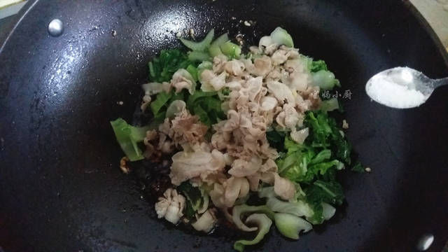 肉片|炒菜,记住这两招,青菜嫩绿不黑,肉片香软不硬,老人都咬得动