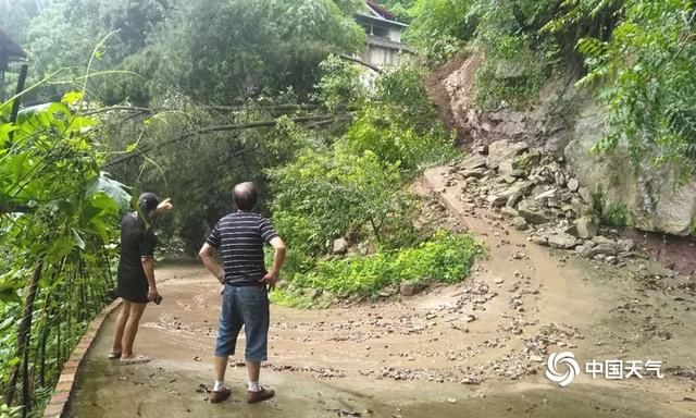 山体|四川绵阳强降雨 城市内涝山体滑坡阻断通行