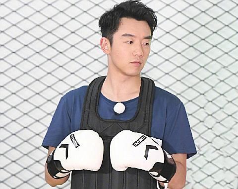  独特|有种“独特”叫郑恺，别人拍跑男合照都很重视，唯独他像是“客串”