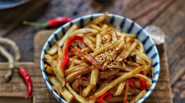  夏天|夏天，我家常吃这碱性食物，素炒花不了几块钱，佐粥拌饭都合适