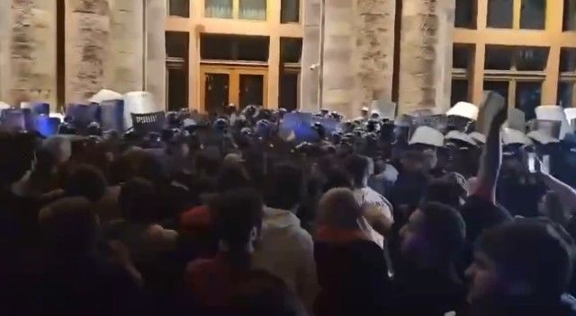 大批民众聚集在亚美尼亚首都埃里温中心广场进行抗议