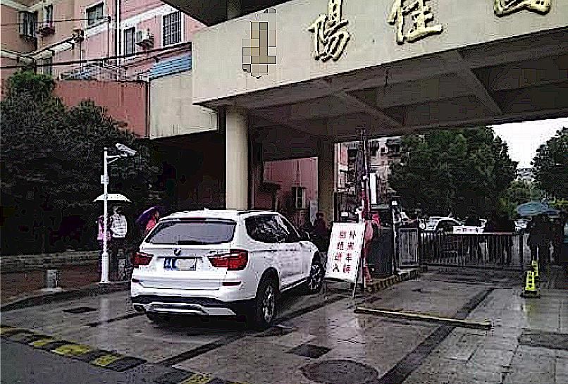  小区|200万宝马堵小区门口，放狠话谁敢动试试看，结果大快人心