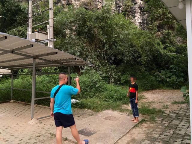 好吃懒做|阳朔街头再现飞车抢夺手机!又是好吃懒做惹的祸!