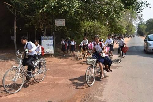  到城里买房|为了孩子教育，农村户口村民在县城买房，需要把户口迁出吗？
