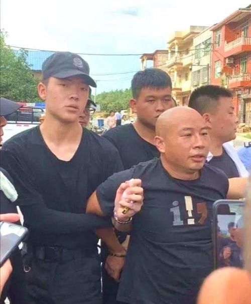 自首|曾春亮被抓后衣冠整洁，嘴角还粘饭粒！这些天他住在哪？