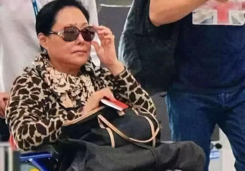  出门|70岁斯琴高娃曾遭8年家暴，如今出门靠轮椅