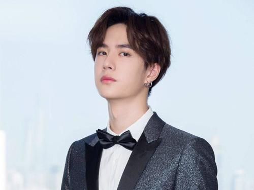  弄坏|呆萌王一博弄坏《快本》道具，何炅隔空喊话：赶紧过来结账