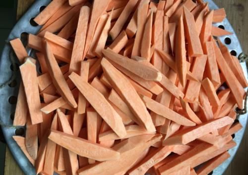 鲜艳|晒红薯干，别直接晒！多做2步，颜色鲜艳，筋道香甜，不干不发黑