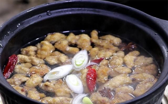  肉条|砂锅小酥肉，好吃有诀窍，大厨揭秘饭店做法，汤鲜肉香，吃着过瘾