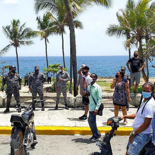  女孩|男子掐死邻居家的9岁女孩，把尸体和石块装在一起沉入大海