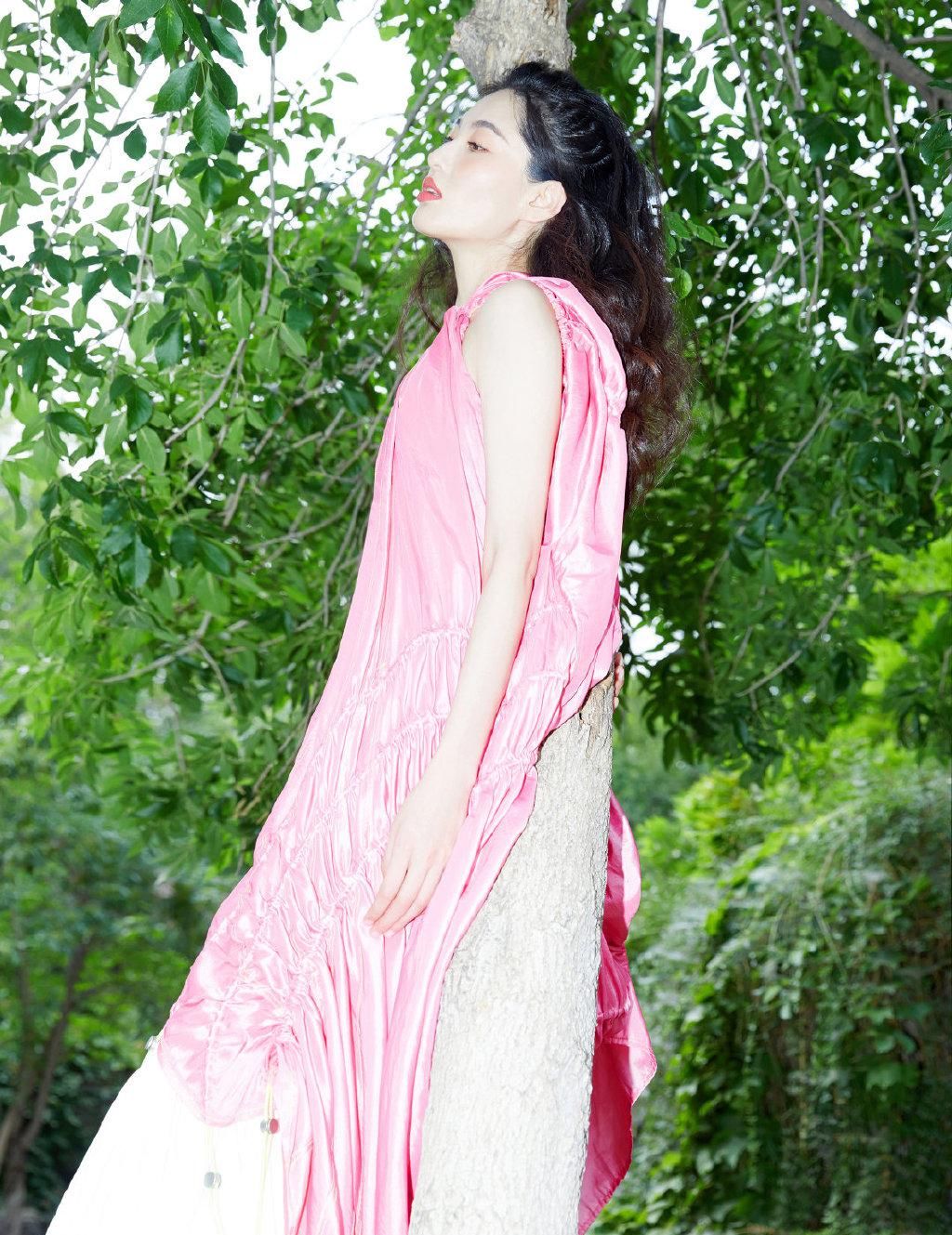 拼接|模特果然不一样，陈碧舸穿橙色拼接裙出镜，pose摆得太特别了