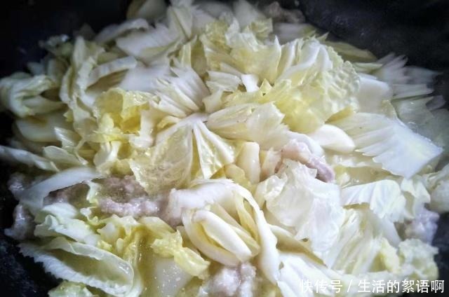 隔三差五|白菜土豆一起烧特别好吃,我家隔三差五做,每次上桌连汤汁都不剩