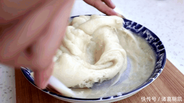  广式|广式甜点“芒果糯米糍”，比雪媚娘制作简单，奶香浓郁，软糯拉丝