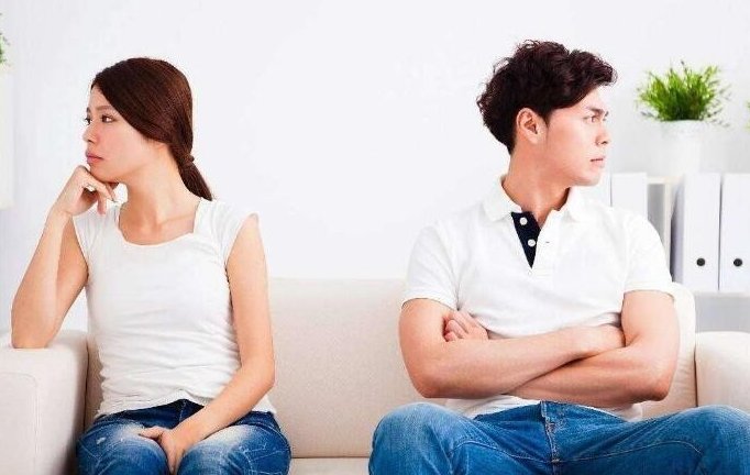 妻子|女护士与男医务同居,丈夫发现后持刀砍人,造成一死一伤