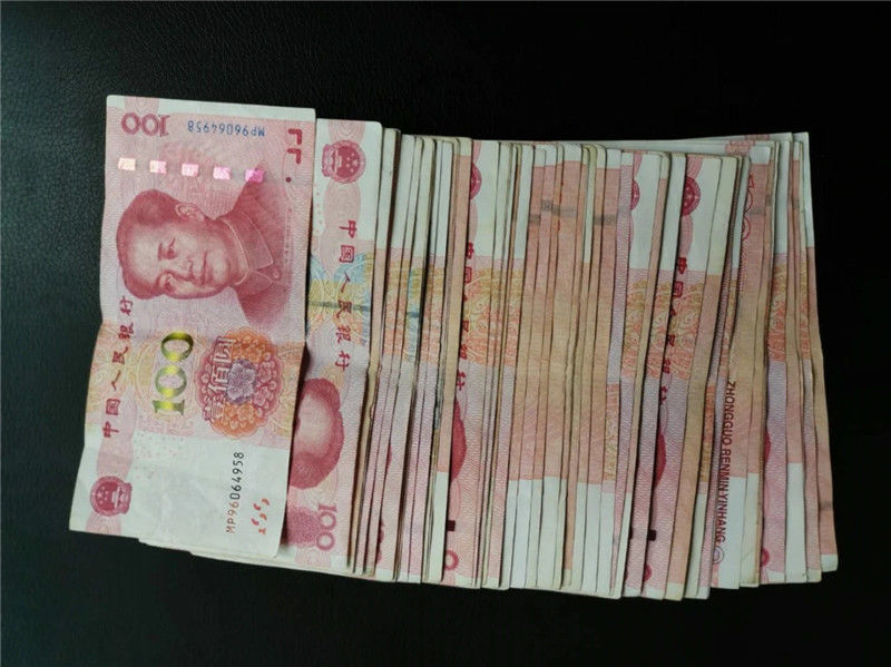  金戒指和|朋友称要见女网友要撑场面，男子把金戒指金项链都借出去，结果一不留神朋友跑了