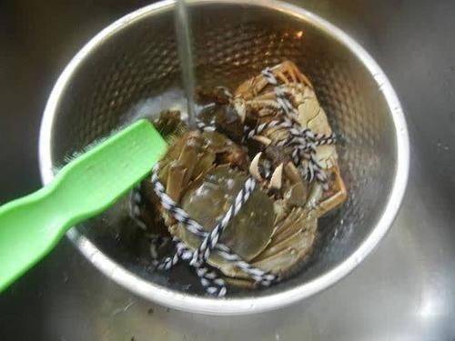  流出来|蒸螃蟹时不要直接上锅蒸，多做这几步，蟹肉鲜嫩不流黄