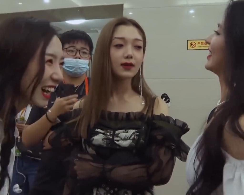 王艺瑾|孟美岐给硬糖少女传授经验,只拥抱张艺凡一人,王艺瑾一脸懵