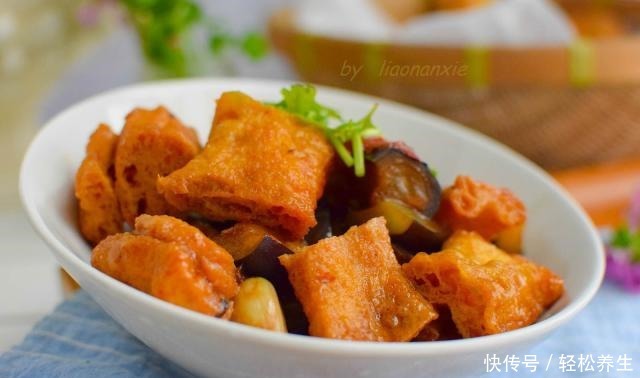 主食|又发现一个茄子的做法,跟它一起烧,简单美味还能当主食