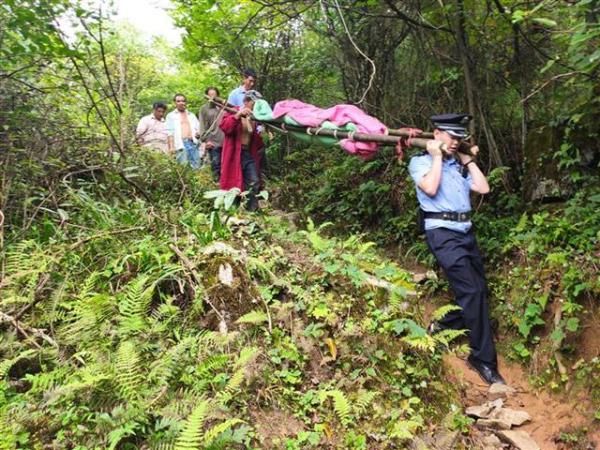  警民|94岁老母寻子迷失深山，喝石缝滴水续命3天后等来警民将其救回