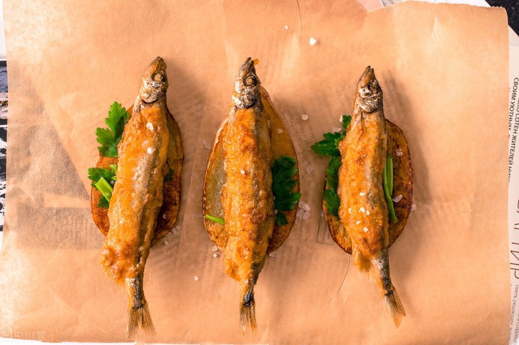 错粉|炸小鱼,应该裹面粉还是裹淀粉?很多人用错粉,难怪口感不够酥脆