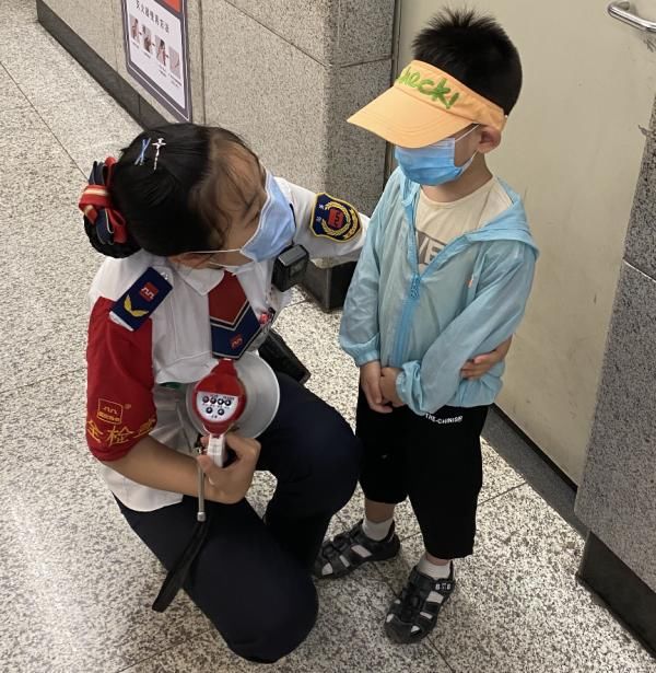  走失|贪玩幼童地铁站内走失吓坏爸爸......