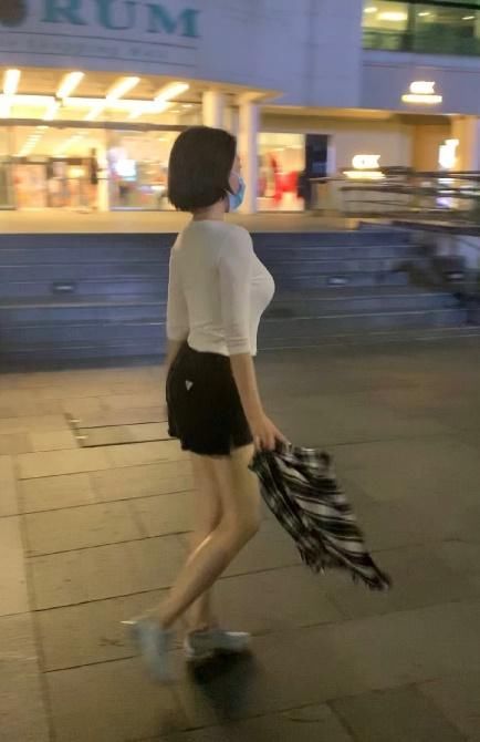  风情万种|51岁许晴街头被偶遇，回头风情万种眼神诱人，上围傲人超身材有料