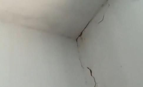  家中|渣土车撞进村民家，这一停就是2个月，房主：赔偿160万不过分吧？