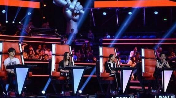  瞧不起|别人都瞧不起俗气的衣着，也看不懂裤袜的意义是什么？