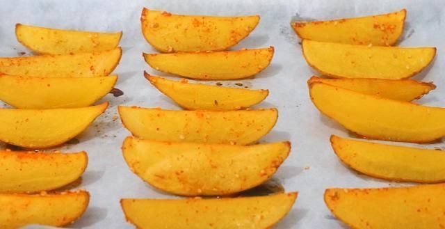 做法|土豆的做法有很多种，不仅可以炸着吃，还能做芝麻烤薯角