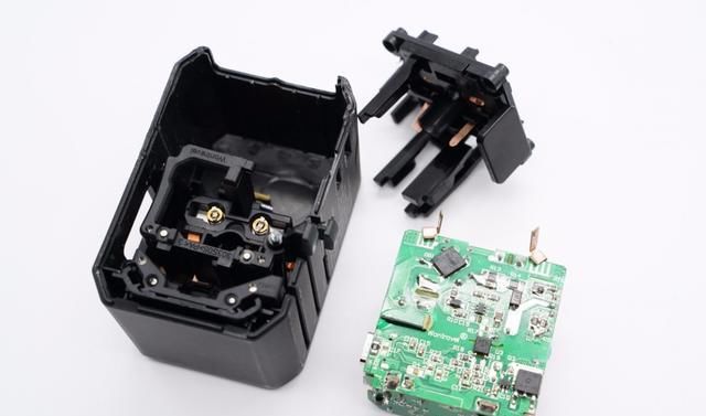  充电|万旅45W快充旅行转换插座拆解，一个便可走遍世界